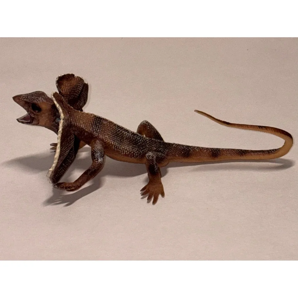 Safari Ltd Frilled Lizard Toy Figure Unisex 6.5in Brown Excellent Reptile Animal